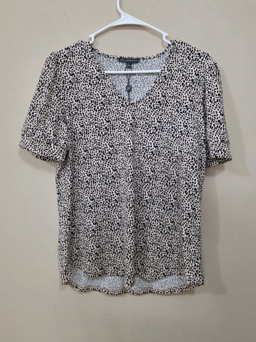 Adrianna Papell Beige and Black Leopard Print V-Neck Short Sleeve Top